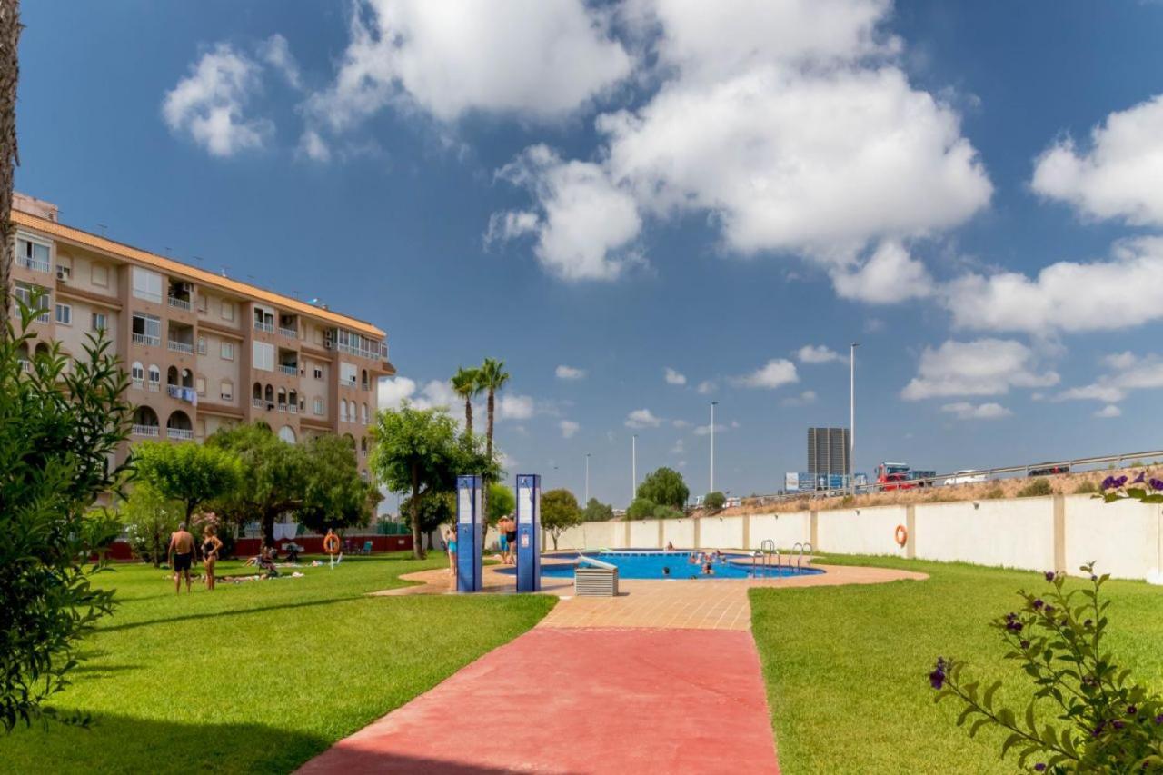 Apartamentos Villa Madrid Торрев'єха Екстер'єр фото