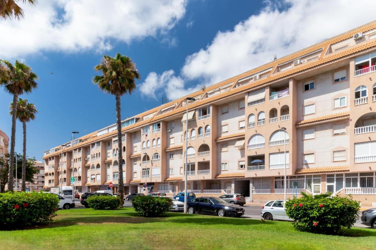 Apartamentos Villa Madrid Торрев'єха Екстер'єр фото